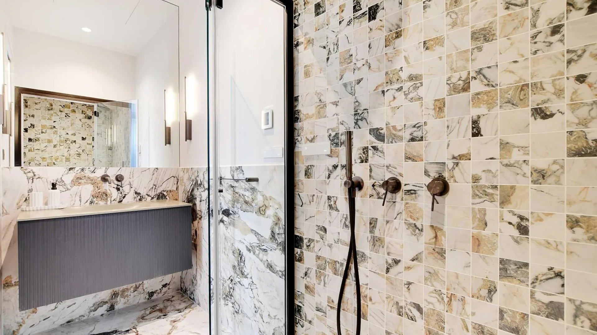 Luxury Apartment - 2Br-4P - Georgev-Champs Elysees Paris France